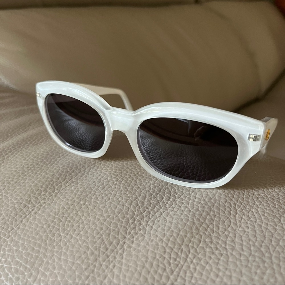 LIZ CLAIBORNE UV Sunglasses Oval Square White Plastic Gold Accent Italy Made Vtg - Picture 14 of 16